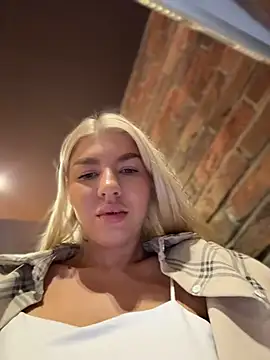 NewLale - Show tits / make me wet in cafe