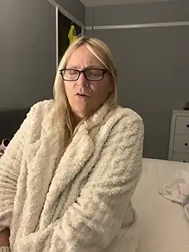 Blondnboujee53 - Topless 1 min