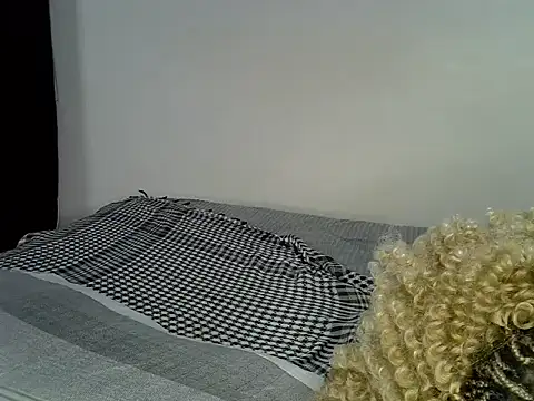 Queennmodell - finger pussy until squirting