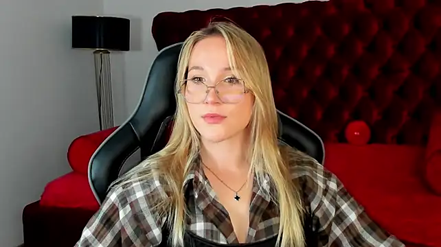 ElaraVoltage's Live XXX Chat