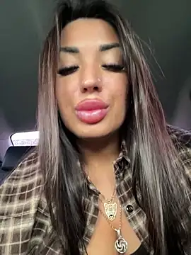 RuslanaXX - Flash tits in mall
