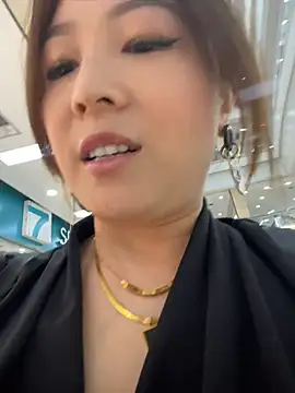 Lola666999 - 户外咖啡厅玩刺激，完成任务手指抽插出水