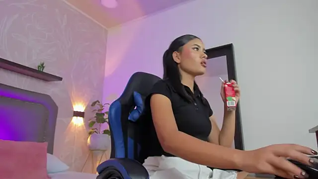 Laura_chips - bounced naked ass in your face