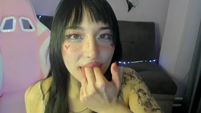 KissMeeMel - finger in pussy