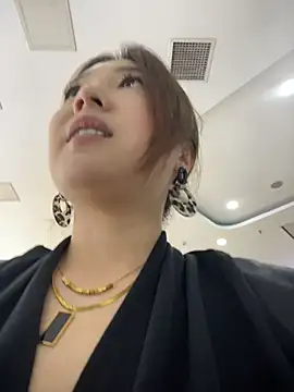 Lola666999 - 户外咖啡厅玩刺激，完成任务手指抽插出水
