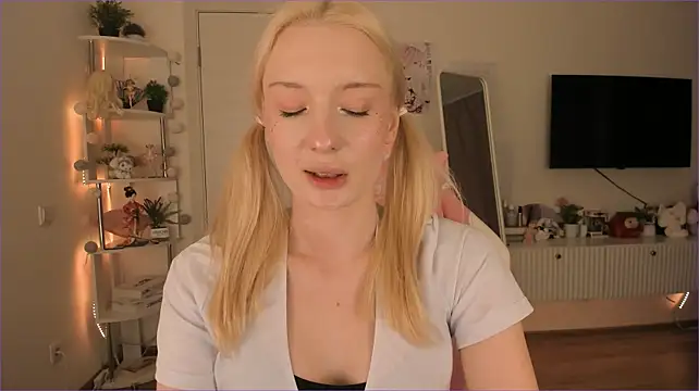 Tiffany_Paw - SlideUrFingersInsideMyAss