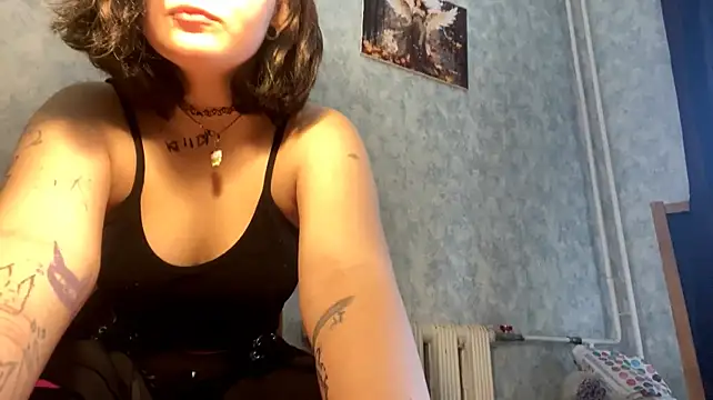 Todaymood - Press the chest close to the camera.