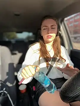 MariiD - 😈SQUIRT IN THE CAR