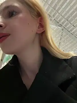 Michelle_lovique - HELP MY PUSSY SQUIRT RIGHT HERE!!!