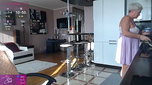 Roxana_brooks - wiggle and squeeze boobs