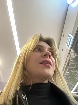 ValenciaShock - PLAY WITH MY PIERCING NIPPLES
