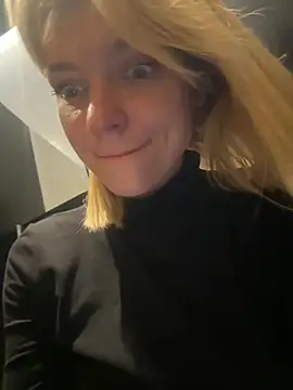 ValenciaShock - PLAY WITH MY PIERCING NIPPLES