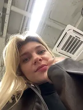 ValenciaShock - PLAY WITH MY PIERCING NIPPLES