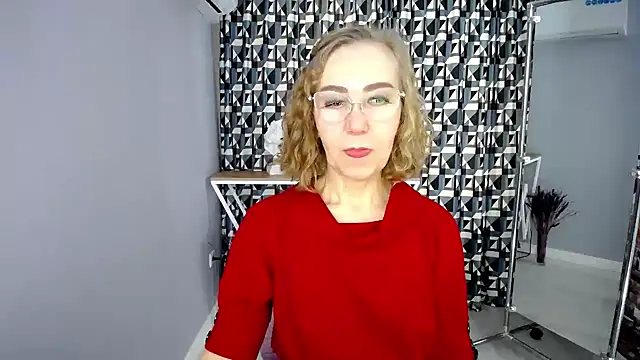 Queen_a_n_i - wear only a bra