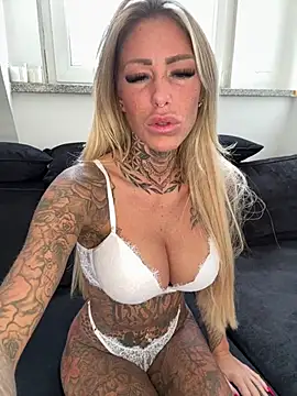 SpicyMelinaa - Naked for 2 Min.