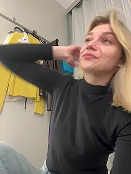 ValenciaShock - PLAY WITH MY PIERCING NIPPLES