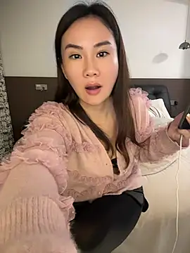Yioyio-666 - 仿真精液摸胸诱惑2分钟