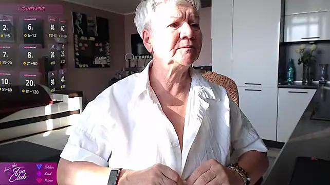 Roxana_brooks - wiggle and squeeze boobs