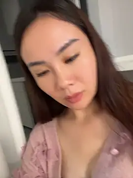 Yioyio-666 - 仿真精液摸胸诱惑2分钟