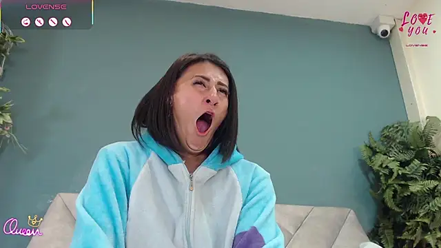 SharisWillian - Spanks ass + close to camera