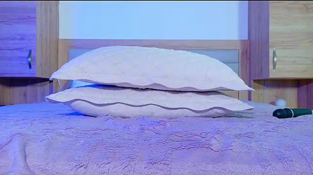 Lilmeeow - Ride the pillow + play with tits 🎠🍒