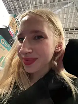 Michelle_lovique - TKE OFF MY TOP AND SHAKE TITS IN MARKET!