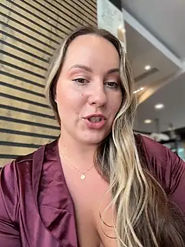 Mona_Plus - Squirt under table McDonald💦LT video💦