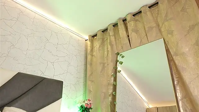 IsabelaWhite - SEXY TWERKS AND DANCES IN YOUR FACE