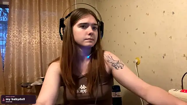 RealMaria - Tease with my top