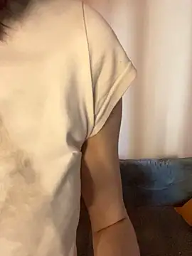 YankiGirl - Hand bra + massage my tits