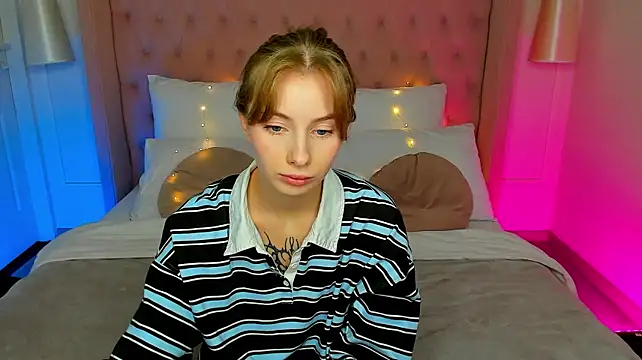 EricaLow - show boobs