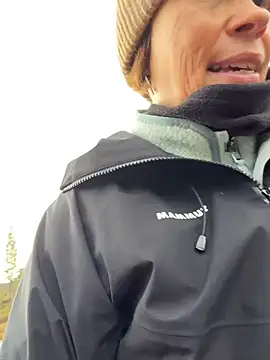 SexyExclusiveflower - Finger pussy on a hike 🤗