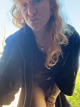 Synnix - RISKY doggy cameltoe lt gets surprise