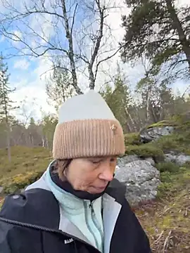 SexyExclusiveflower - Finger pussy on a hike 🤗