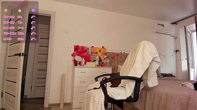 Ophelia_mm - topless + masturbate