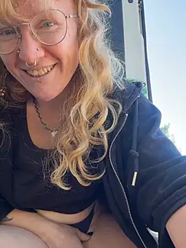 Synnix - RISKY doggy cameltoe lt gets surprise