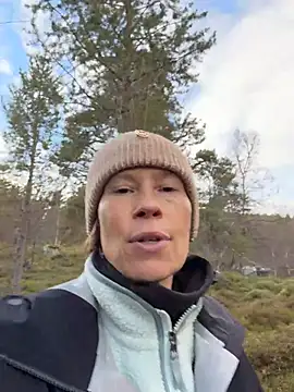 SexyExclusiveflower - Finger pussy on a hike 🤗