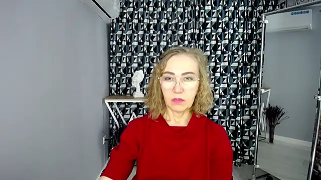 Queen_a_n_i - wear only a bra
