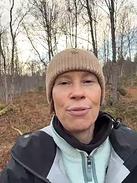 SexyExclusiveflower - Finger pussy on a hike 🤗