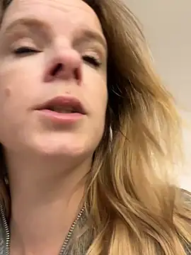 SexyMilf_1987 - Show pussy public