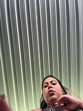LariiHotWife - Masturbar peladinha