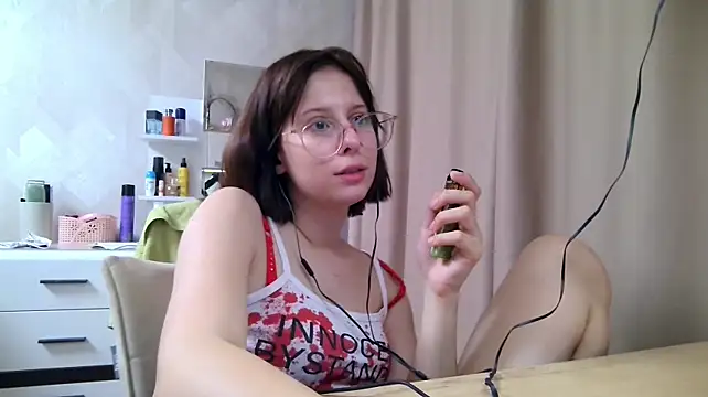 NeomiMckillip - Take off bra under my top
