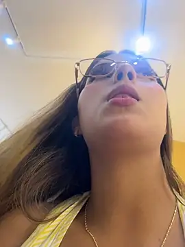 Valeria-escobar - FUCK ME HIDDEN BETWEEN THE CLOTHES