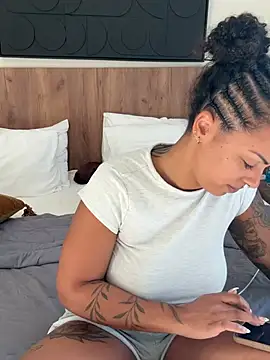 SweetPetiteNoir - OPEN LEGS AND FINGER MY PUSSY!!!😈