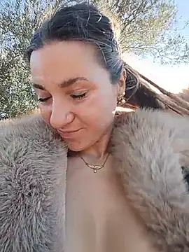 Mathilda-Bloom - Show boobs 1 min