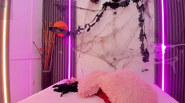 Petite_phoenix - naked