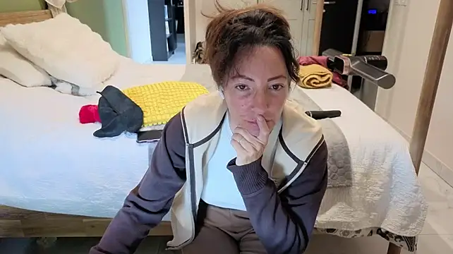 Claraxloveuse - Déshabille moi