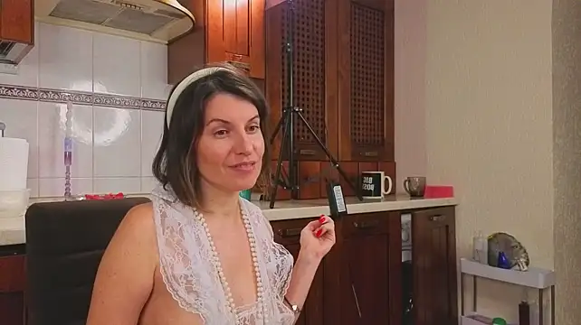Hannahflora - Sexy bouncy boobies shake apron off