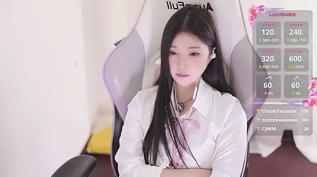 Kitty_baby77 - 完成任务 无内M腿5分钟 最后一个完成可控制小粉5分钟