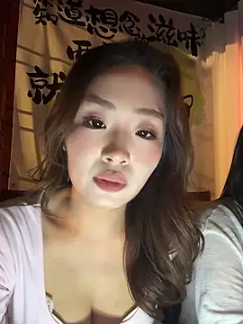 Yomi009 - 小酒馆跟闺蜜激情舌吻💋